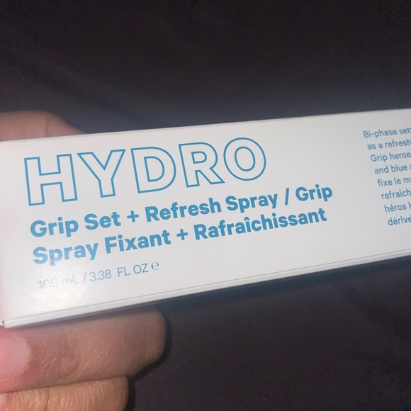 Milk makeup Hydro Grip Set + Refresh Spray
hydrating setting spray - Picture 10 of 13